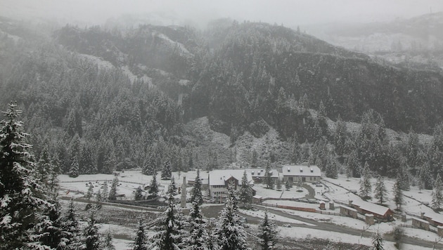 Das Naturfreundehaus Sonnblick-Basis in Kolm-Saigurn (Rauris) ist bereits mit Schnee bedeckt. (Bild: foto-webcam.eu)