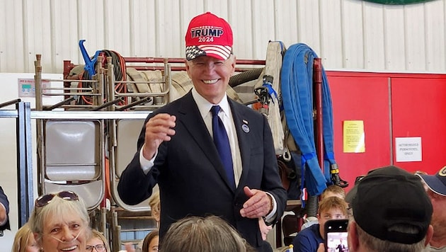 Some might think that President Joe Biden simply put on the wrong hat by mistake. (Bild: twitter.com/TrumpWarRoom)