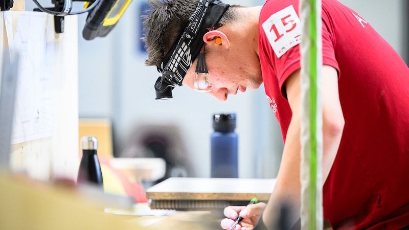 Bautischler Thomas Leitner am ersten Tag der Worldskills in Lyon... (Bild: SkillsAustria/MaxSlovencik/Florian Wieser)