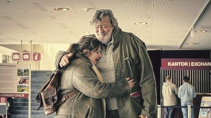 Stephen Fry als besorgter Vater Edek und Lena Dunham als neugierige Tochter Ruth.