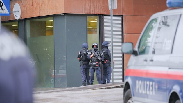 Large police contingent around the Karlhof School in Linz. (Bild: Horst Einöder/Flashpictures)