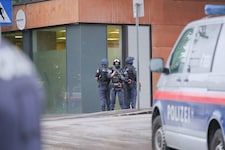 Großes Polizeiaufgebot rund um die Linzer Karlhofschule. (Bild: Horst Einöder/Flashpictures)