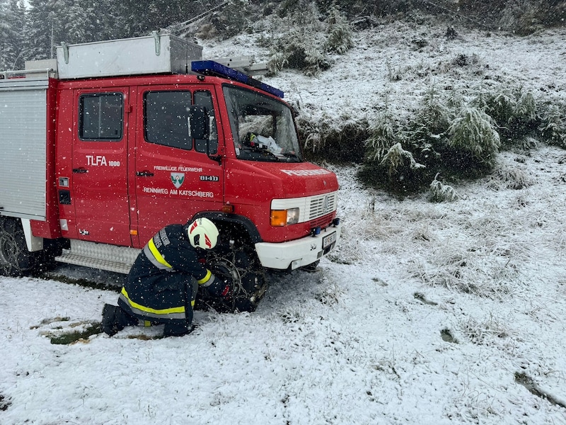 Die Feuerwehren bereiten sich für den Schneefall vor.  (Bild: Roland Holitzky)