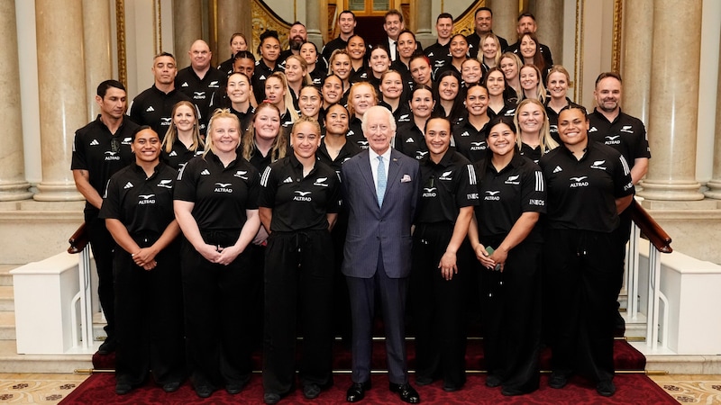 König Charles mit Neuseelands Rugby-Frauen-Nationalteam (Bild: AP ( via APA) Austria Presse Agentur/ASSOCIATED PRESS)