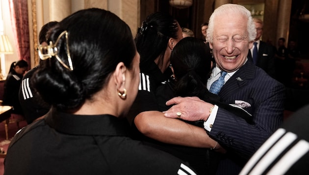 Royal hugs for New Zealand's female rugby players (Bild: AFP/APA/POOL/Aaron Chown)