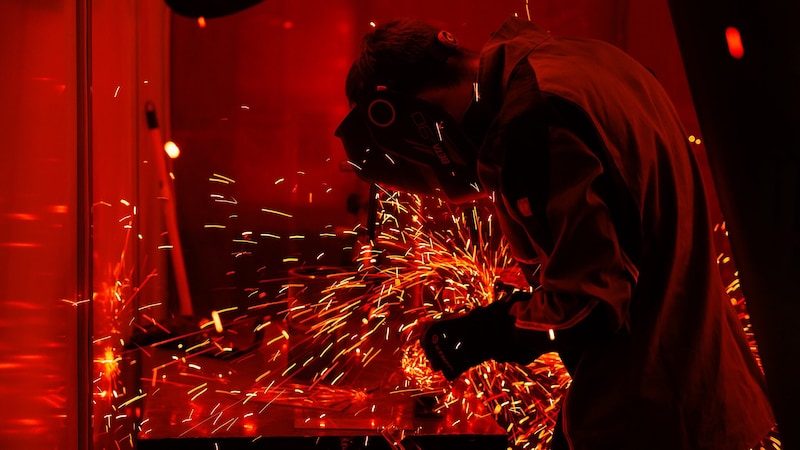 The sparks flew with welder Alexander Pfleger (Bild: Florian Wieser)