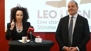 „Mausi“ Lugner unterstützt ihren Schwiegersohn Leo Lugner beim Wahlkampfauftakt in der Lugner City. (Bild: APA/HELMUT FOHRINGER)