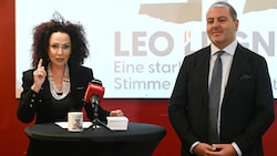 „Mausi“ Lugner unterstützt ihren Schwiegersohn Leo Lugner beim Wahlkampfauftakt in der Lugner City. (Bild: APA/HELMUT FOHRINGER)