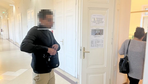 More than two years later, the man from Berlin (33) is now standing trial for the second time in Vienna. (Bild: Krone KREATIV)