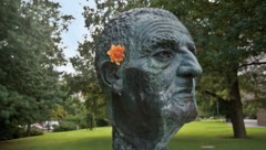 Überdimensionale Büste von Anton Bruckner vor dem Linzer Brucknerhaus