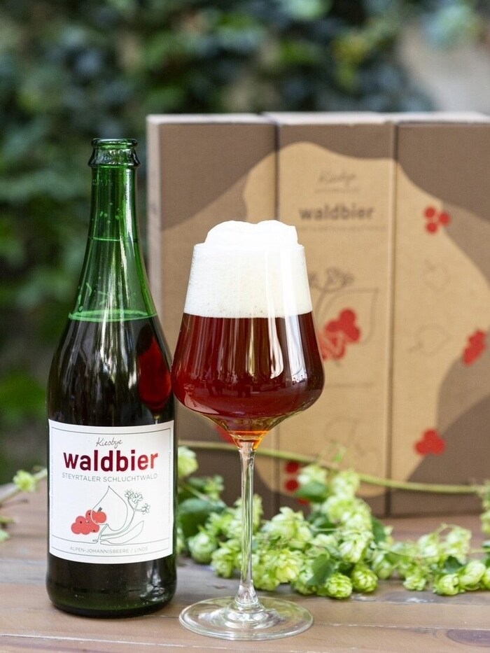 The lime blossom gives the beer herbaceous, slightly peppery nuances.