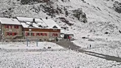 Die Ravensburger Hütte im ersten Schnee der Saison: Die Schneefallgrenze ist derzeit im Sinken begriffen. (Bild: Webcam Vorarlberg)