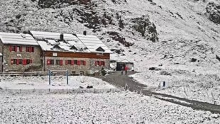 Die Ravensburger Hütte im ersten Schnee der Saison: Die Schneefallgrenze ist derzeit im Sinken ...