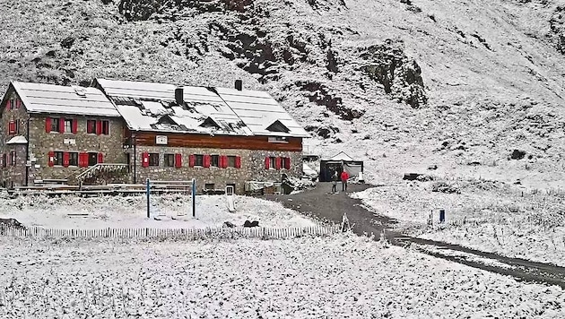 Die Ravensburger Hütte im ersten Schnee der Saison: Die Schneefallgrenze ist derzeit im Sinken begriffen. (Bild: Webcam Vorarlberg)