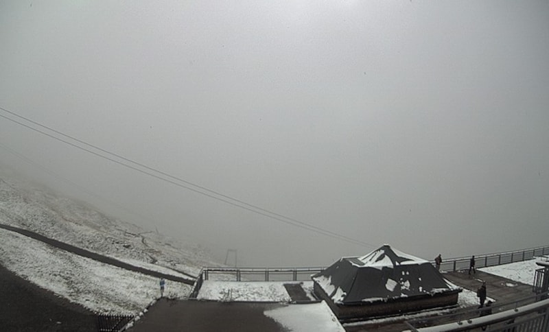 Schnee auf einer Terrasse am Diedamskopf – niederschlags- reich geht es auch in der kommenden Woche weiter. (Bild: Webcam Vorarlberg)