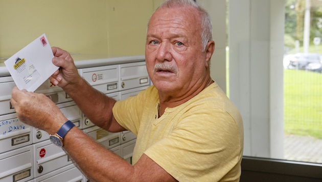 Alois Rachbauer has had to search for his letters from a pile to the letterbox for several weeks. (Bild: Tschepp Markus)