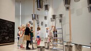 Die Ausstellung im Kinderkunstlabor wird bereits fleißig erkundet, auch von Landeshauptfrau ...