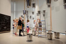 Die Ausstellung im Kinderkunstlabor wird bereits fleißig erkundet, auch von Landeshauptfrau ...