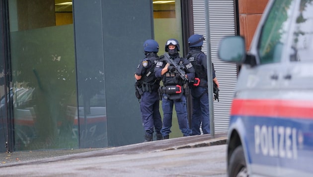 Die Polizei sperrte das Schulgebäude in der Linzer Teistlergutstraße sowie rundherum großflächig ab. (Bild: Einöder Horst/Flashpictures)