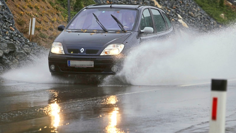 The risk of aquaplaning is likely to be high on Saturday (Bild: Rojsek-Wiedergut Uta/Kronen Zeitung, Krone KREATIV)