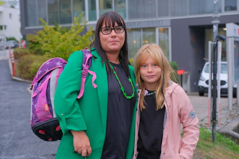 Nicole holte Tochter Svenja (10) nach dem Alarm ab und war von der besonnenen Arbeit der Betreuer begeistert. (Bild: Horst Einöder/Flashpictures)