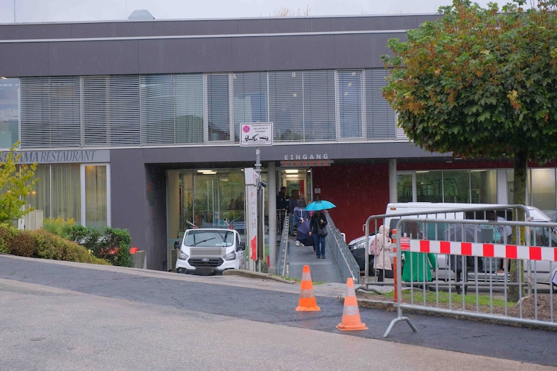 The schoolchildren who were already on site were taken by bus to the nearby ASKÖ exercise center. (Bild: Horst Einöder/Flashpictures, Krone KREATIV)