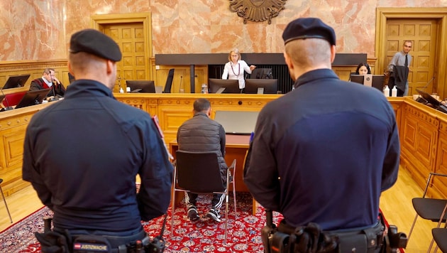 The defendant sits in the middle of the jury courtroom, flanked by two prison guards. (Bild: Markus Tschepp)