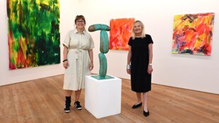 Bieten Schnelleinstieg in Erwin Wurms Kunstwelt: Marlene Poeckh und Gunde Lössl in Gmunden, im Hintergrund Bilder von Herbert Brandl. (Bild: Spitzbart Wolfgang/Wolfgang Spitzbart)