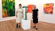 Bieten Schnelleinstieg in Erwin Wurms Kunstwelt: Marlene Poeckh und Gunde Lössl in Gmunden, im ...