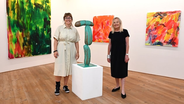 Offering a quick introduction to Erwin Wurm's art world: Marlene Poeckh and Gunde Lössl in Gmunden, with paintings by Herbert Brandl in the background. (Bild: Spitzbart Wolfgang/Wolfgang Spitzbart)