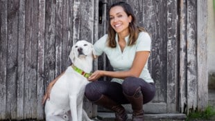 Moderatorin und Tierliebhaberin Andrea Schlager mit ihrem treuen Freund Bodhi (Bild: Mirja Geh/ServusTV)