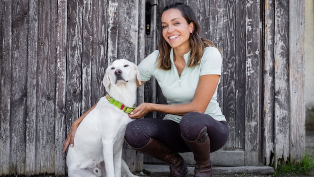 Moderatorin und Tierliebhaberin Andrea Schlager mit ihrem treuen Freund Bodhi (Bild: Mirja Geh/ServusTV)