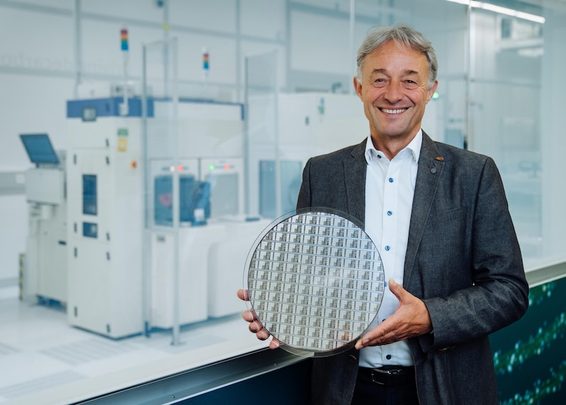 Infineon CEO Thomas Reisinger with the world first. (Bild: Infineon Austria)