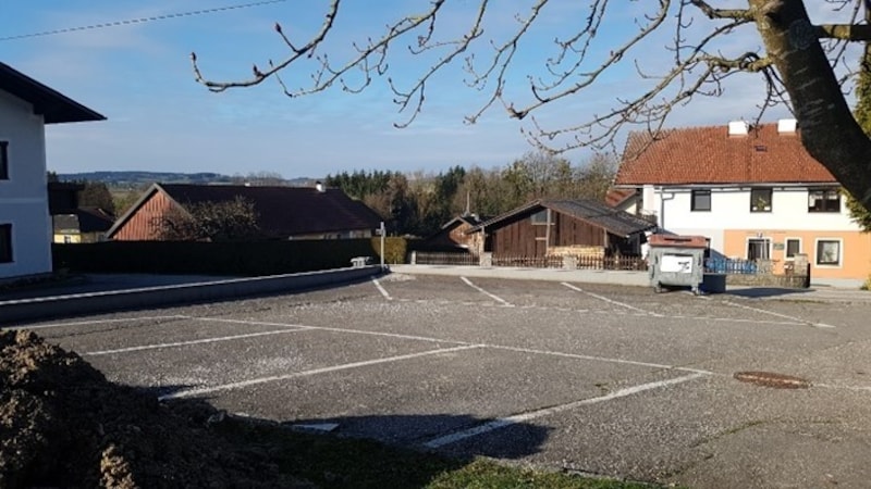 Der Parkplatz in Pattigham vor der Entsiegelung... (Bild: Land OÖ)