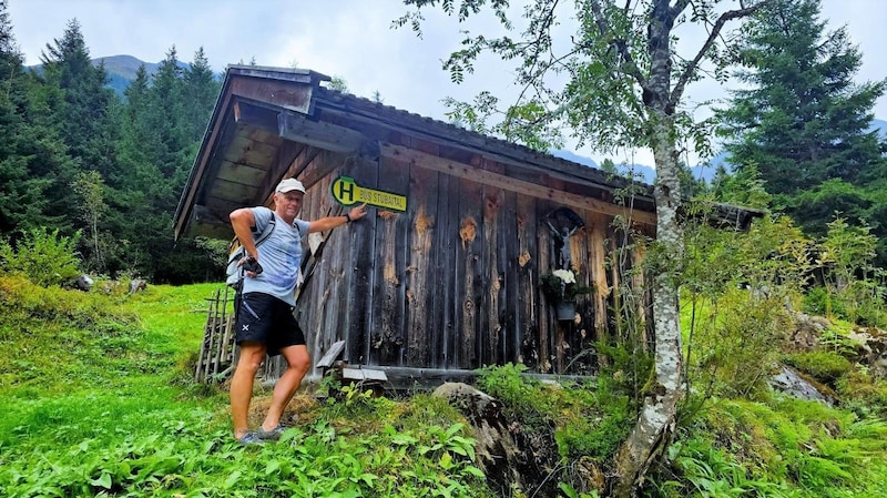 Although the bus stop sign along the access road says so, there is no bus to the B'suchalm. (Bild: Peter Freiberger)