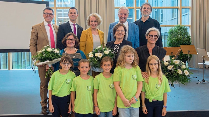 "Reunion" of pupils and those responsible with Provincial Councillor Teschl-Hofmeister at the opening. (Bild: Hansy)