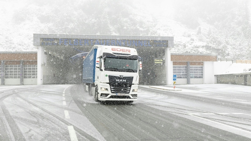 Die vorhergesagten starken Niederschläge über Österreich haben zu den ersten Sicherheitssperren von Straßen geführt (Bild: APA/EXPA/JOHANN GRODER)