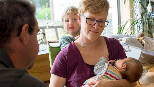 Worried: Editor René Denk at home with Barbara Bozek and her children Robin and Lina (Bild: Molnar Attila/Krone KREATIV)