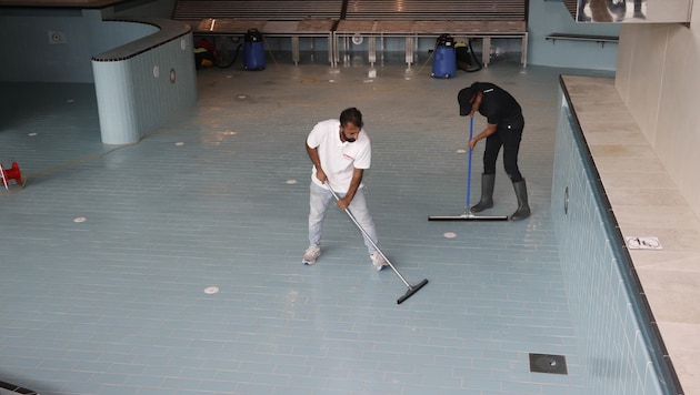 Cleaning instead of splashing around in the Pannen-Bad before the provisional reopening (Bild: Tschepp Markus)