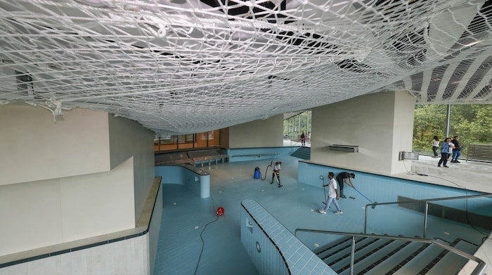 The net protecting the ceiling is now fully stretched.