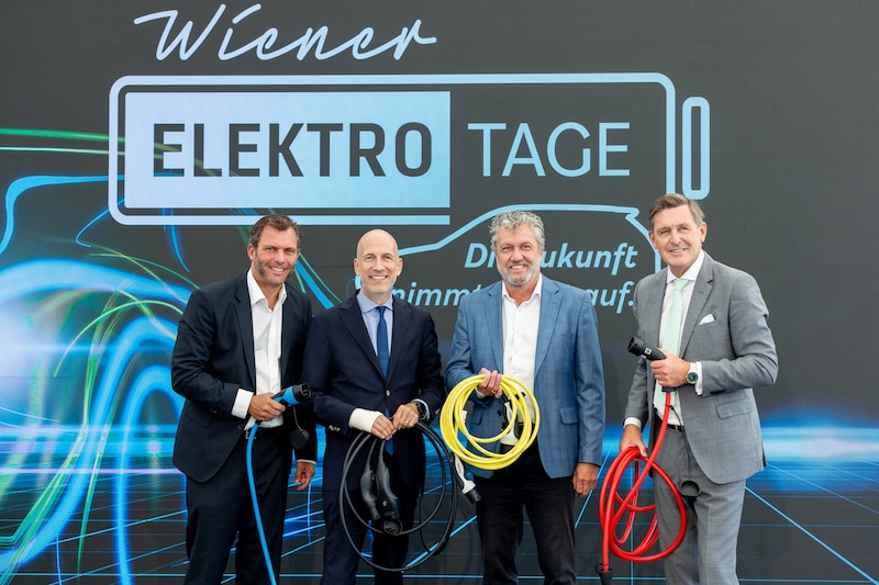 Andreas Martin, Veranstalter der Wiener Elektro Tage, Wirtschaftsminister Martin Kocher, Burghauptmann Reinhold Sahl und Wiens Finanzstadtrat Peter Hanke (von links) (Bild: Martin Nussbaum)