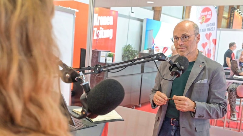 Im Studio der „Krone“ in Halle 1 redete Chefredakteur Hannes Mößlacher auch heute mit vielen interessanten Gästen (Bild: Evelyn Hronek)