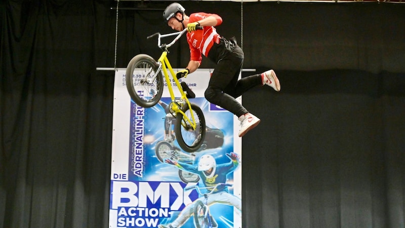 Kevin Böck spectacularly defies gravity in his shows,... (Bild: Evelyn Hronek)