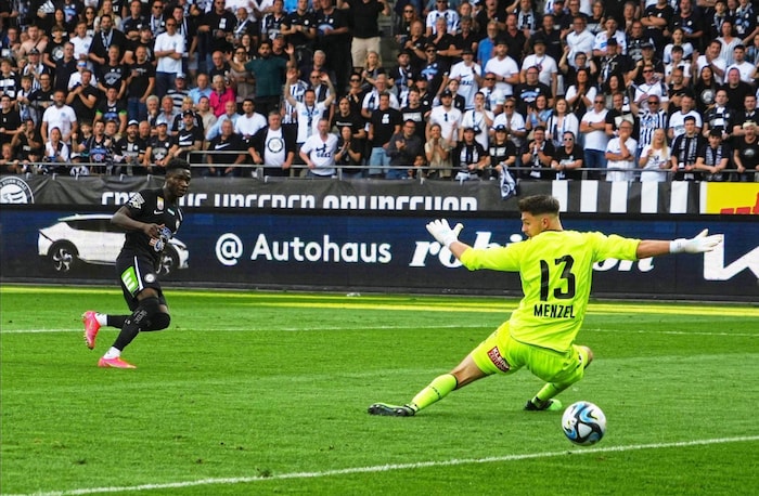 Amady Camara (li.) traf im Meisterschaftsfinale gegen Klagenfurt zum 2:0-Sieg – zuletzt feierte ...