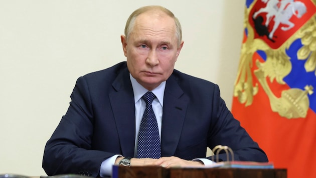 Vladimir Putin is increasing the pressure on NATO states. (Bild: AP/Alexander Kazakov)