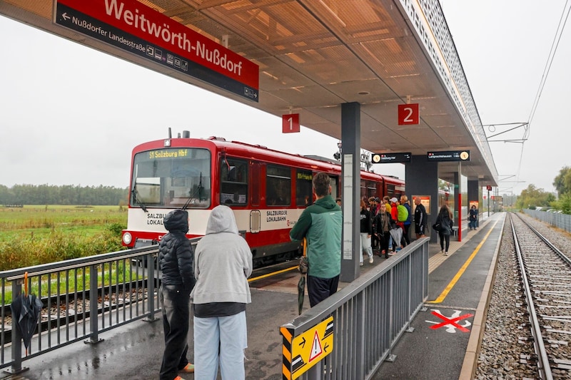 Der Bahnhof wurde erst 2017 erneuert und mit einem riesigen Pendler-Parkplatz erweitert. (Bild: Markus Tschepp)