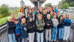 Schüler und Pendler – für sie hält in Nussdorf-Weitwörth nur mehr jede zweite Lokalbahn. (Bild: Markus Tschepp)