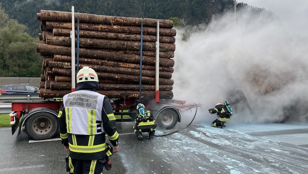 Dem Lkw-Fahrer war es noch gelungen, das Schwerfahrzeug auf einen Parkplatz zu lenken.  (Bild: ZOOM Tirol)