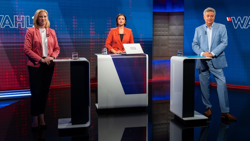 NEOS-Chefin Beate Meinl-Reisinger, ORF-Moderatorin Susanne Schnabl und Vizekanzler Werner Kogler (Grüne) (Bild: APA/GEORG HOCHMUTH)