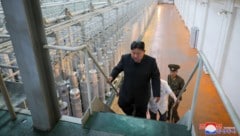 Kim Jong Un streifte medienwirksam durch die  Urananreicherungsanlage.  (Bild: APA/AFP )